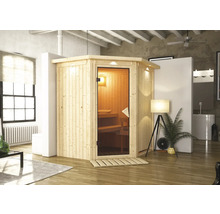 Houten hoeksauna met glazen deur in een woonkamer.