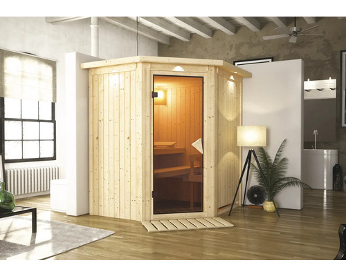 Houten hoeksauna met glazen deur in een woonkamer.