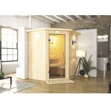 Houten sauna met glazen deur in een lichte woonkamer.