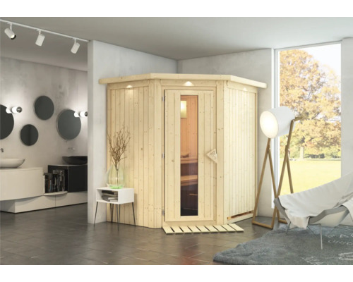 Houten hoeksauna in een badkamer met een raam.