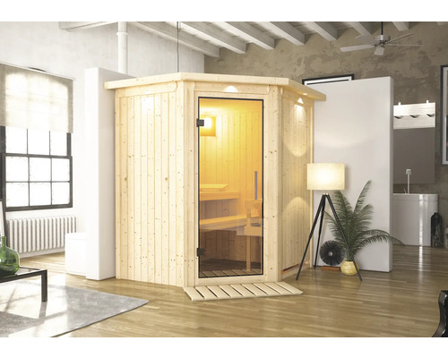 Houten sauna met glazen deur en binnenverlichting in een lichte ruimte