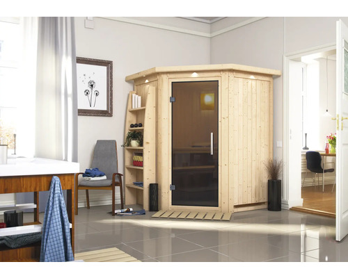 Hoeksauna met glazen deur en plank in een lichte badkamer