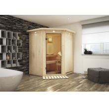Houten hoeksauna met glazen deur in een badkamer met bad en rek