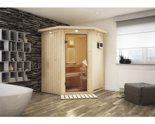 Houten hoeksauna met glazen deur in een badkamer met bad, rek en raam.