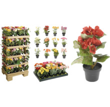 Diverse kunstbloemen in pot en op een plank.