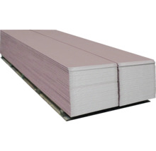 Stapel gipsplaten op een pallet