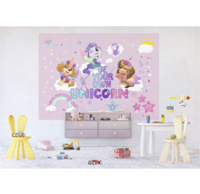 Kinderkamer met muurschildering met de tekst Wees je eigen eenhoorn, commode en speelgoed