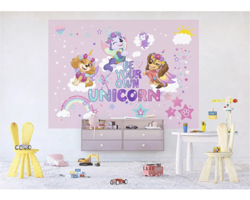 Kinderkamer met muurschildering met de tekst Wees je eigen eenhoorn, commode en speelgoed