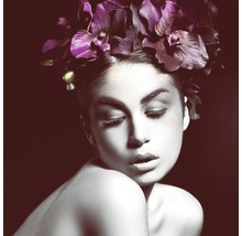 Portret van een vrouw met bloemen in haar haar