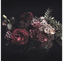 Bloemstuk met rozen en chrysanten op een donkere achtergrond