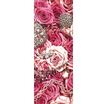 Achtergrond van rozenblaadjes met sieraden