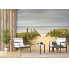 Decoratieve woonkamerscène met strandbehang, fauteuils en bijzettafel