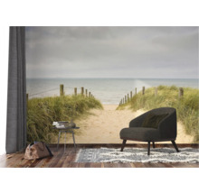 Interieur met foto van strand, stoel en bijzettafel