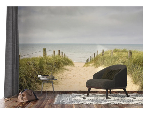 Interieur met foto van strand, stoel en bijzettafel