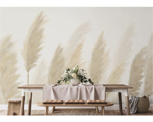 Scene met eettafel, bank en muurschildering met pampasgras-motief