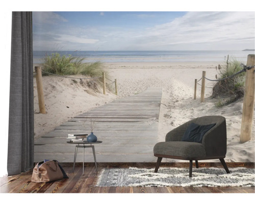 Lichte kamer met strandbehang, fauteuil, vloerkleed en bijzettafel