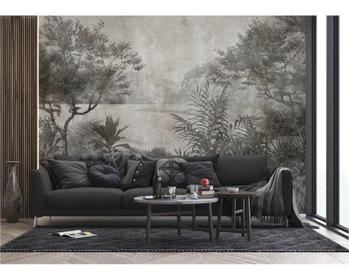 Woonkamer met grijze bank, salontafel en wandbekleding met landschapsthema.