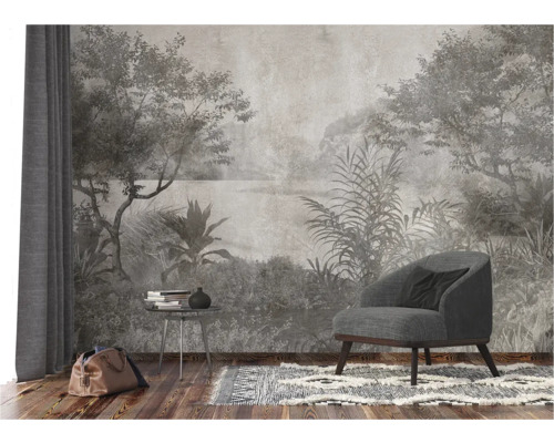 Scène met een fauteuil, een tafel met boeken en een tas voor een wandbekleding met jungle motief.