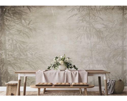 Wand met bamboemotief, tafel en zitbank met kussens in een heldere ruimte