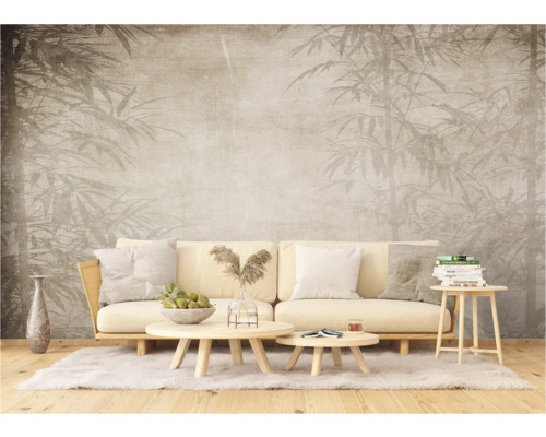 Woonkamer met bank voor een wand met bamboepatroon