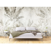 Slaapkamer met een wandbehang met plantmotieven, wat een rustige sfeer creëert.