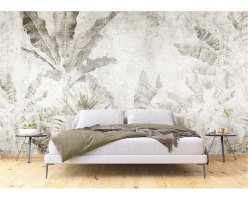 Slaapkamer met een wandbehang met plantmotieven, wat een rustige sfeer creëert.