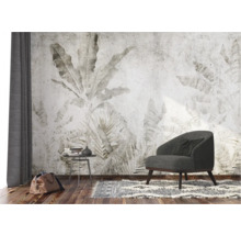 Woonkamer met patroonbehang, fauteuil en vloerkleed