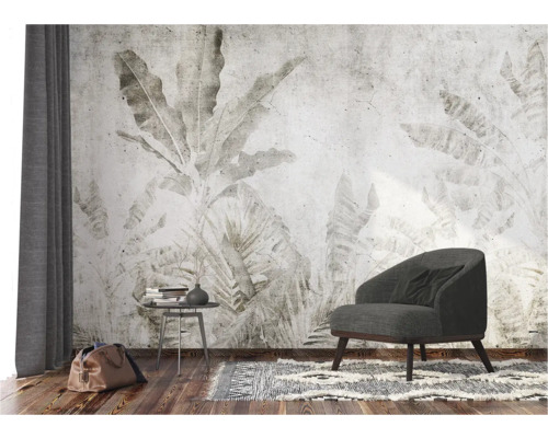 Woonkamer met patroonbehang, fauteuil en vloerkleed