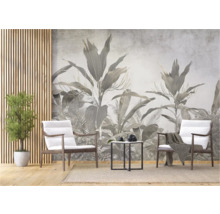 Woonkamer met fotobehang, twee stoelen en bijzettafel