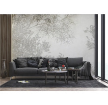 Woonkamer met bank, salontafel en behang met motief