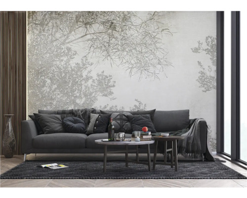 Woonkamer met bank, salontafel en behang met motief