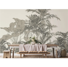 Interieurscène met eettafel, banken en een fotobehang met tropisch plantenmotief