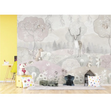 Scène met een bosbehang in een kinderkamer, versierd met een teddybeer, kussens en speelgoed