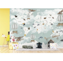 Kinderkamer met wereldkaartbehang met vliegtuigen en dieren