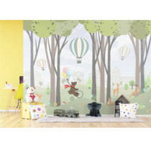 Kinderkamer met bosbehang, beer op fiets en ballonnen