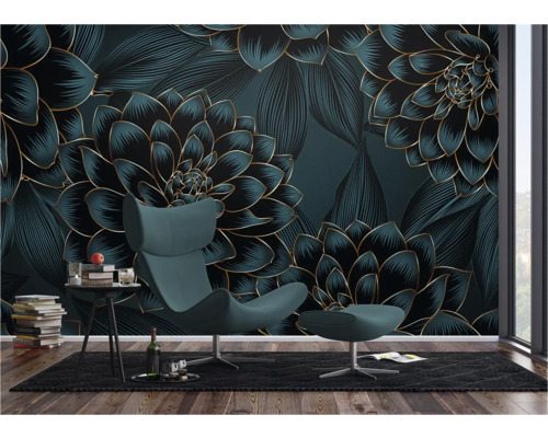 Woonkamer met bloemmotief behang, fauteuil en bijzettafel