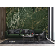 Woonkamer met bank, salontafels en behang met bladmotief