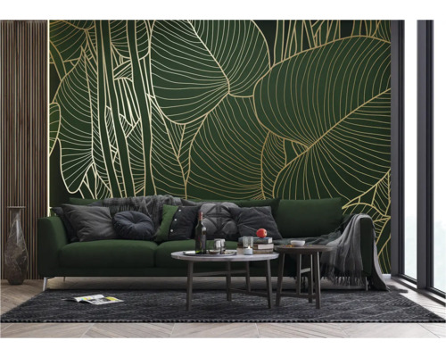 Woonkamer met bank, salontafels en behang met bladmotief