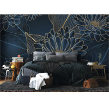 Slaapkamer met bed voor een behang met bloemmotief