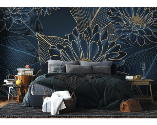 Slaapkamer met bed voor een behang met bloemmotief