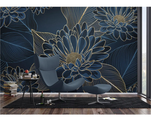 Woonkamer met fotobehang met bloemmotief, fauteuil en bijzettafel.