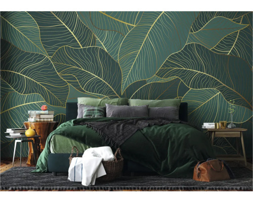 Slaapkamer met bed voor een wandbekleding met bladerenmotief