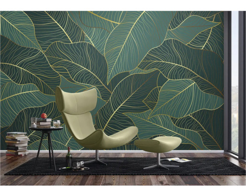 Woonkamer met bladerenbehang in groen en goud, fauteuil met voetenbank, vloerkleed en bijzettafel met decoratie