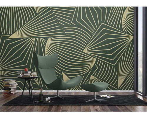 Woonkamer met behang met geometrisch patroon, fauteuil en bijzettafel