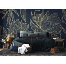 Slaapkamer met bloemenbehang, bed en nachtkastjes