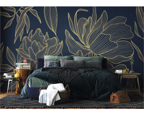 Slaapkamer met bloemenbehang, bed en nachtkastjes