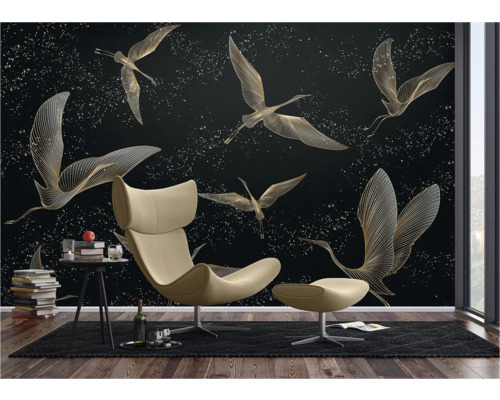 Woonkamer met behang met vogelmotieven, fauteuil en bijzettafel.