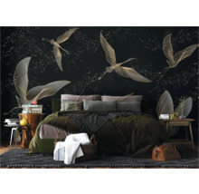 Slaapkamer met fotobehang met vogelmotief en sterren op een donkere achtergrond, bed met kussens en deken