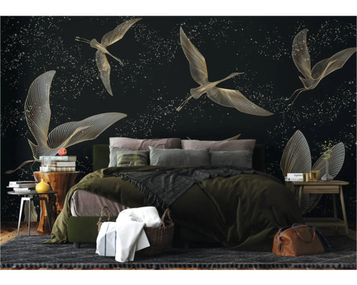 Slaapkamer met fotobehang met vogelmotief en sterren op een donkere achtergrond, bed met kussens en deken