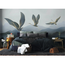 Moderne slaapkamer met muurschildering van gestileerde kraanvogels tegen berglandschap